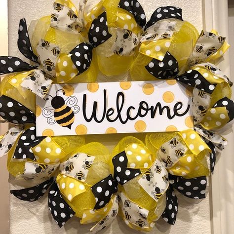 Summer Deco Mesh Wreaths, Summer Deco, Mesh Wreath Diy, Bee Wreath, Wooden Welcome Signs, Summer Door Wreaths, Wreath Farmhouse, Bee Crafts, Bee Decor