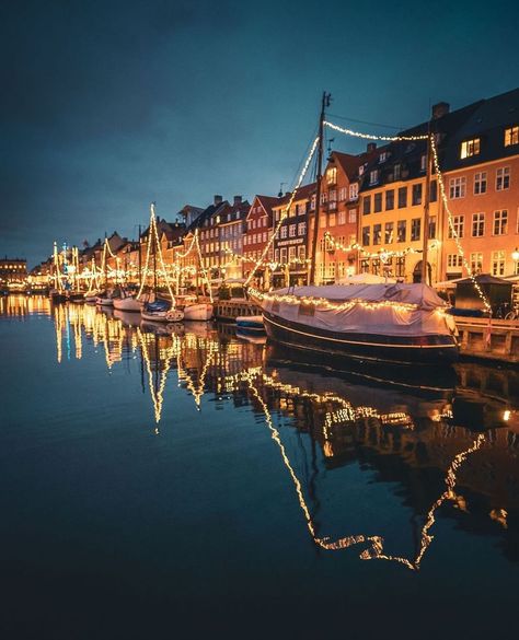 Grøn + White on Instagram: “Christmas markets or not Copenhagen is one of the most beautiful places to be around the Christmas season. 🌟 This is Nyhavn all dressed up…” Copenhagen Vacation, Copenhagen Christmas Market, Nyhavn Copenhagen, Copenhagen Christmas, Gingerbread House Designs, Copenhagen Travel, Dreaming Of A White Christmas, Scandi Christmas, Scandinavian Countries