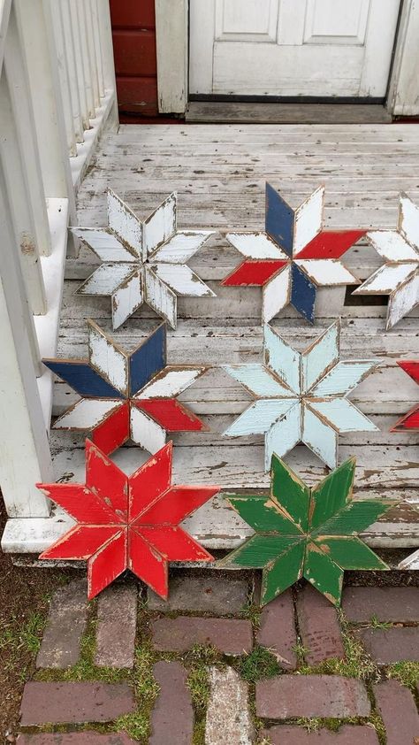 I love barn quilts!  They inspired me to make these mini 8 point “Barn Stars”.  It is such an easy beginner woodworking project! Barn Star Decor, Mini Barn, Interior Boho, Interior Simple, Barn Quilt Designs, Wooden Barn, Reclaimed Wood Projects, Interior Vintage, Reclaimed Wood Art