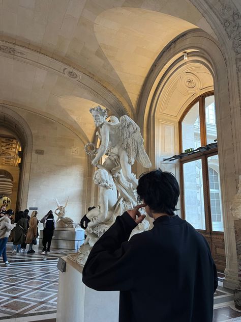 #angel #louvre #paris #grunge Museum Photo Ideas Men, Insta Photo Ideas Paris, Paris Photo Ideas Men, Paris Boy Aesthetic, Insta Pic Ideas Men, Louvre Photo Ideas, Paris Grunge, Photoshoot Museum, Cool Dpz