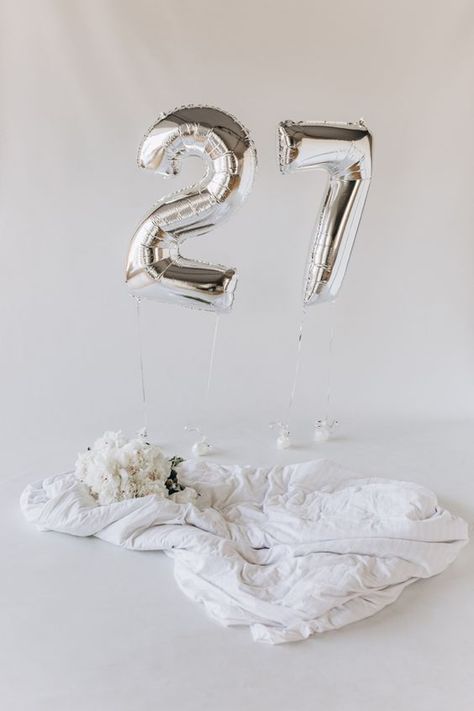 27 Bday Photoshoot, Birthday 27 Years Ideas, 27 Birthday Photoshoot, Birthday Fotos, Instagram Posts Aesthetic, 27 Birthday Ideas, House Of Balloons, 21st Birthday Photoshoot, Cute Birthday Pictures