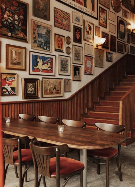 Robert Venturi, Lisbon Restaurant, Marble Bar Top, Restaurant Vintage, Blue Dining Chair, Hospital Interior Design, Vintage Interiors, Restaurant Interior, Italian Restaurant