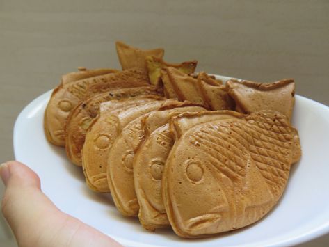 Taiyaki with custard cream | recipe – The Food Niffler Taiyaki Recipe, Custard Cream Recipe, Matcha Custard, Sweet Red Bean, Japanese Street Food, Red Bean Paste, Custard Recipes, Custard Filling, Japanese Dessert