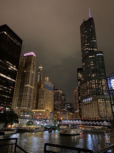 Downtown Chicago Aesthetic, Chicago Living, City Life Aesthetic, City View Apartment, Chicago Aesthetic, Chicago At Night, Los Angeles Travel, Chicago Travel, Dark City