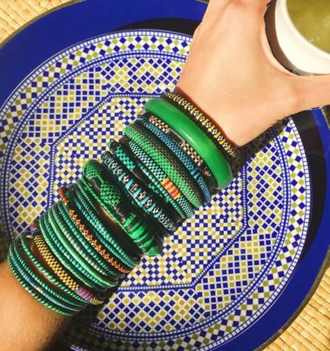 Le NY de coeur de ma creatrice parme marin L'artisanat marocain à l'honneur avec ces bracelets africains  vert emeraude qu'on adore.   (scheduled via http://www.tailwindapp.com?utm_source=pinterest&utm_medium=twpin) African Bracelets, African Design, Ethnic Fashion, Marrakech, Manhattan, Beautiful Jewelry, Leather Bracelet, Porter, Bangles