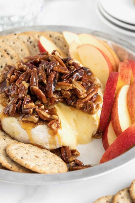 Brie Cheese Appetizer, Baked Brie Cheese, Pecan Baked Brie, Pecan Sauce, Cream Cheese Ball, Water Crackers, Pecan Topping, Brie Recipes, Homemade Chips