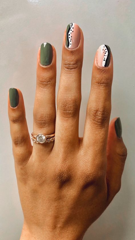 Summer Nails Minimal, Short Gel Nail Designs Classy Simple, Simple Boho Nails, Gel Nails Black And White, Boho Nails Designs Bohemian, Boho Chic Nails Designs, Fun Neutral Nails, Boho Fall Nails, 2 Accent Nails