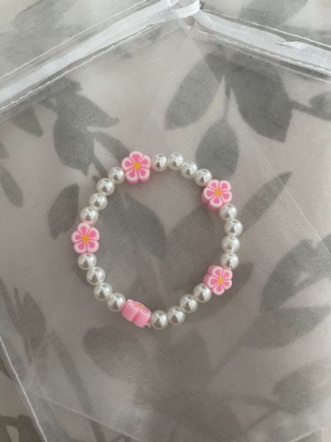 Pink Bead Bracelet Ideas, Clay Bead Bracelet Ideas With Pearls, Pink Bracelet Ideas, Ideas De Pulseras Aesthetic, Cute Bracelets Ideas, Bead Aesthetic, Ideas Para Pulseras, Pearl Bracelet Ideas, Bean Bracelet