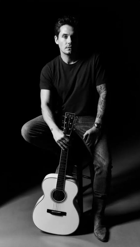 Guitar Players Photography, Poses Guitar, Guitar Poses, Guitarist Photography, Guitar Portrait, New Profile Picture, Music Photoshoot, Guitar Studio, Band Photoshoot