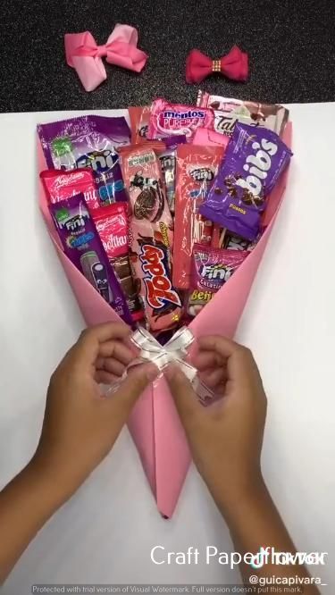 Craft-papers crafting paper crafts crafting Candy Bouquet Wrapping, Lolly Bouquet Diy, Cute Bouquet Flowers Gift, Diy Candy Bouquet For Him, Boquetes Gift Ideas, How To Make A Sweet Bouquet Diy, Diy Bouquet Birthday, 6 Flower Bouquet, Candy Bouquet Tutorial