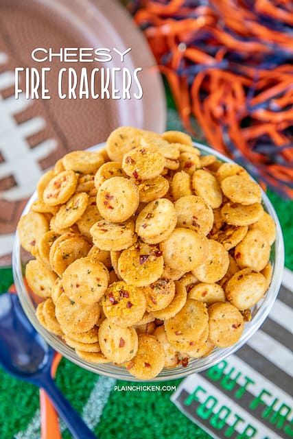 Cheesy Fire Crackers – Football Friday Ritz Bitz Cheese Crackers, Ritz Bits Recipes, Savory Snack Mix Recipes, Cheese Crackers Homemade, Fire Crackers Recipe, Superbowl Party Appetizers, Ritz Bits, Football Friday, Fire Crackers