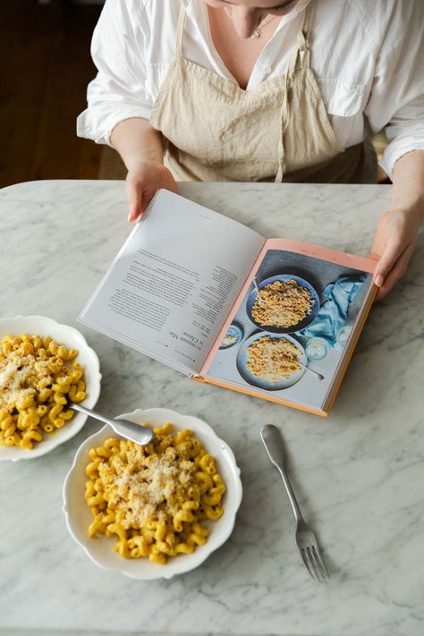 10 Min Vegan Mac and Cheese - Madeleine Olivia Madeleine Olivia, Vegan Mac And Cheese Recipe, Easy Vegan Curry, Vegan Mac N Cheese Recipe, Sugar Free Lifestyle, Pizza Wraps, Quick Vegan, Green Pesto, Vegan Mac And Cheese