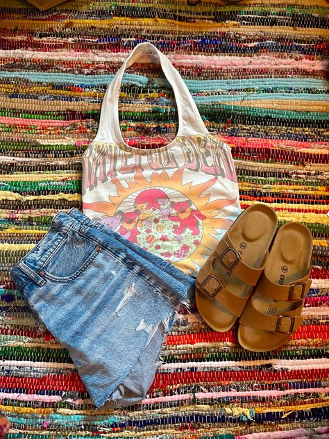 hippie boho summer outfit idea, grateful dead american eagle halter top, jean shorts, birkenstocks Boho Outfits With Shorts, Hippe Outfit Aesthetic, Summer Outfits Hippie, Boho Indie Outfits, Hippe Outfits, Summer Hippie Outfits, Hippie Summer Outfits, Cute Hippie Outfits, Earthy Outfits Aesthetic