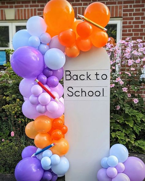 𝐁𝐚𝐜𝐤 𝐭𝐨 𝐒𝐜𝐡𝐨𝐨𝐥 Welcoming the children back to school with our balloons and props! When we thought of doing this display, we never… | Instagram School Balloons, Foam Party, Balloon Display, School Displays, Back To School Party, Welcome Back To School, Gym Decor, School Party, Balloon Decor