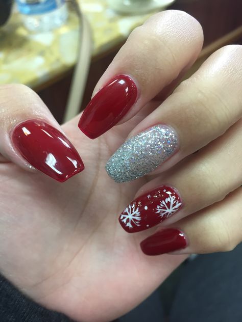 Christmas Nails Holiday Nails Christmas, Red Christmas Nails, Holiday Nail Designs, Cute Christmas Nails, Christmas Gel Nails, Easy Nails, Christmas Nail Art Designs, Acrylic Coffin, Christmas Nails Acrylic