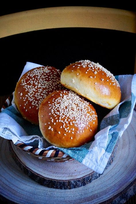 Pains à burgers brioché extra moelleux (Buns) Homemade Yeast Rolls, Sweet Potato Rolls, Panini Hamburger, Pain Burger, Pain Aux Raisins, Brioche Recipe, Cooking Bread, Yeast Rolls, Fat Foods