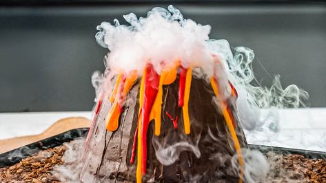 Floor Is Lava Birthday Cake, Floor Is Lava Cake, Erupting Volcano Cake, Vulcano Che Erutta, Lava Party, Volcano Cake, Baileys Recipes, Cooking Panda, Erupting Volcano