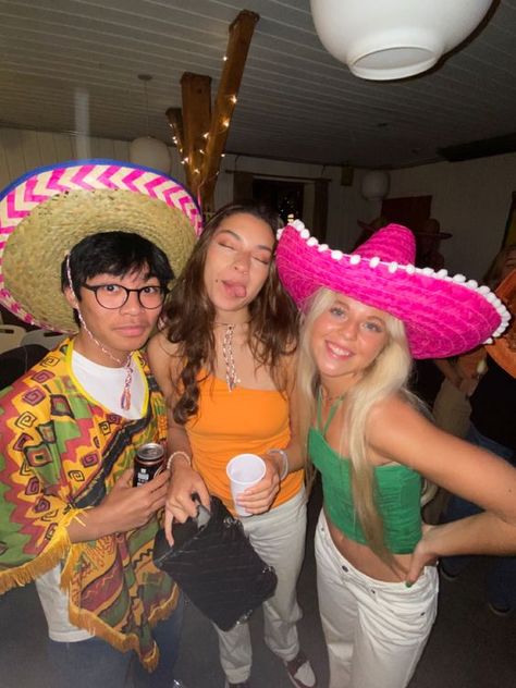 Mexico Themed Party Outfits, Mexican Fiesta Party Outfit, Mexican Theme Party Outfit, Student Fest, Outfits Fiestas, Latino Party, Mexico Night, Mexico Costume, 21 Birthday Party