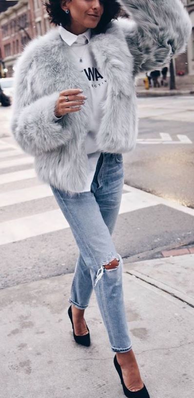 These are the cutest faux fur coats for the winter season! Faux Fur Coat Outfit, Jacket Outfit Ideas, Looks Jeans, Mode Tips, Winter Outfits Cold, Blazer Outfit, Hipster Outfits, Jacket Outfit, Destroyed Jeans