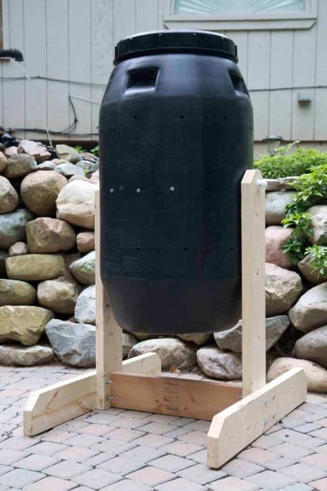 Don't Waste Those Garden Clippings: Compost Bin Ideas For You! • 1001 Pallets Diy Compost Tumbler, Aquaponics Greenhouse, Backyard Aquaponics, Compost Tumbler, Diy Compost, Aquaponics Diy, Advantages Of Solar Energy, Yard Waste, Garden Compost