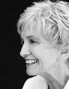 Alice Munro, Woman Authors, Writers And Poets, Ageless Style, Going Gray, Ageless Beauty, Nobel Prize, Aging Beautifully, Young At Heart