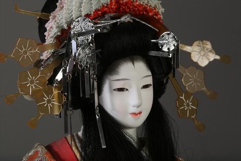 Hina Dolls, Memoirs Of A Geisha, Japanese Doll, Japanese Geisha, Japan Culture, Asian Doll, Art Sites, Japanese Dolls, Japanese Aesthetic