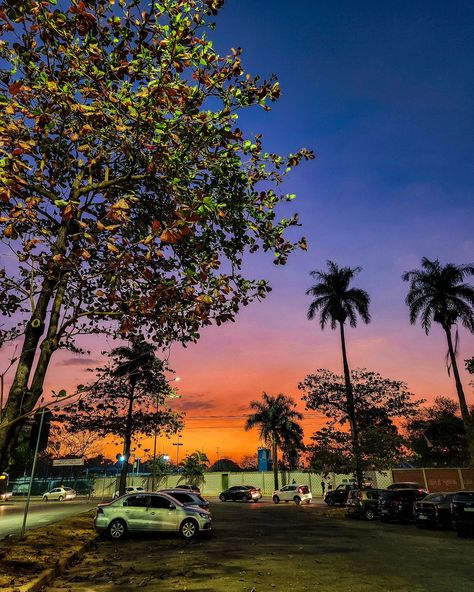 Cores frias, coração quente 🧡, cores quentes, coração ardente ❤️‍🔥. Por do sol na Pampulha! #pordosol #sunset #sonnenuntergang #ceu #ceucolorido #colorfulsky #sky #fimdatarde #photosbh #fotospampulha #fotografiabh #fotografobh #fotografiacelular #fotorizontinos August 17, Bra, On Instagram, Instagram, Art, Pereira