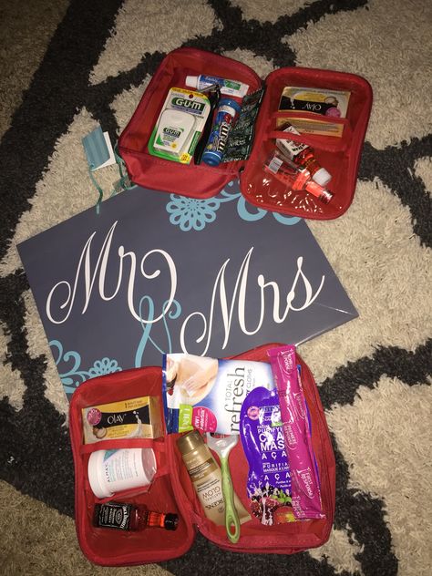 Honeymoon care packages! Add some gift cards and it makes an amazing wedding present. Honeymoon Bridal Shower Gift, Honeymoon Kit For Couple, Wedding Gift Honeymoon Basket, Honeymoon Beach Bag Gift Ideas, Honeymoon Kit, Honeymoon Gifts, Wedding Present, Care Packages, Care Package