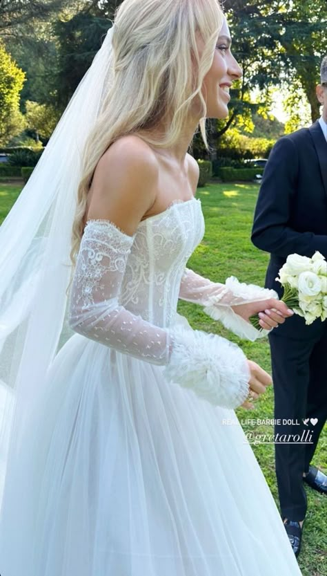 Wedding Dress With Fluffy Sleeves, Embroidered Bodice Wedding Dress, Aesthetic Bride Dress, Wedding Dress Lace Corset, Wedding Dress Inspo Lace, Vera Wang Wedding Dress Vintage, Corseted Wedding Dress, Old Money Wedding Dresses, Girly Wedding Dress