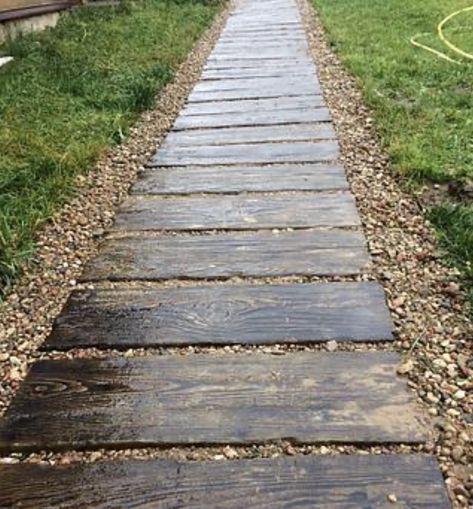 Landscape Timber Walkway, Garden Landscaping Backyard, Wood Path, Cheap Landscaping Ideas, Backyard Walkway, Walkway Landscaping, Diy Backyard Patio, Pathway Landscaping, Garden Paving