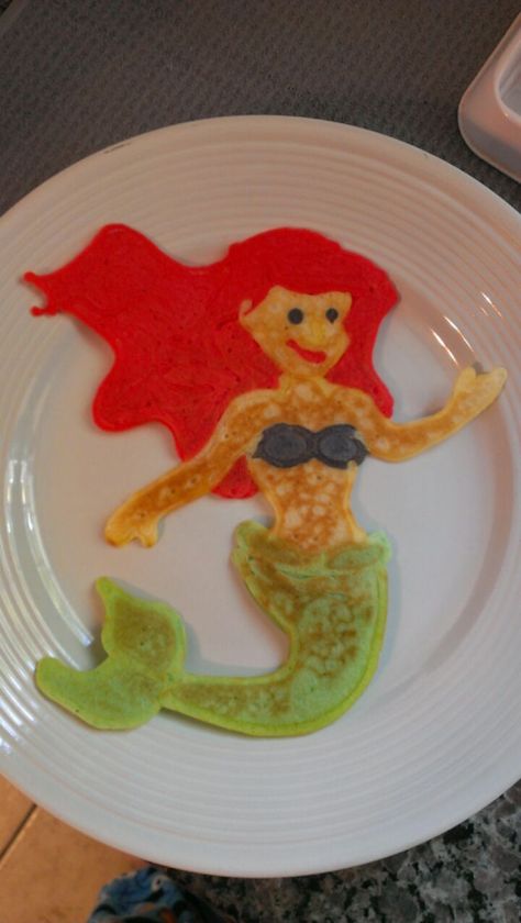 The little mermaid Ariel pancakes for our family movie night. Mermaid Pancakes, Surprise Pancakes, Pancake Art Ideas, Fun Pancakes For Kids, Kids Pancakes Ideas Fun, Fish Shaped Pancakes, Disney Pancakes, Cute Pancakes For Kids, Easy Kids Breakfast