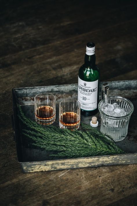 Laphroaig whisky Beverage Aesthetic, Whisky Photography, Whisky Product Photography, Whisky Lifestyle Photography, Whiskey Glass Photography, Laphroaig Whisky, Glenfiddich Whisky, Ardbeg Whisky, Dont Drink And Drive