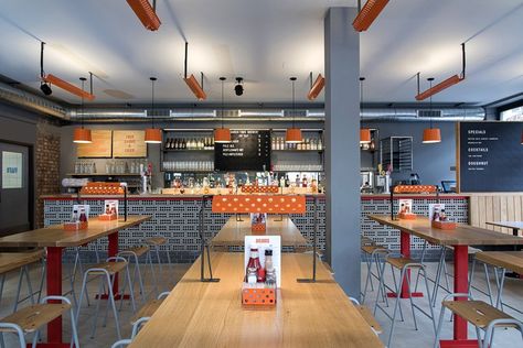 brinkworth collaborates with michael marriott to design bird restaurant in london Fried Chicken Restaurant, Chicken Restaurant, Chicken Shop, Industrial Restaurant, London Pubs, 카페 인테리어 디자인, Ayam Goreng, Cafe Interior Design, London Restaurants