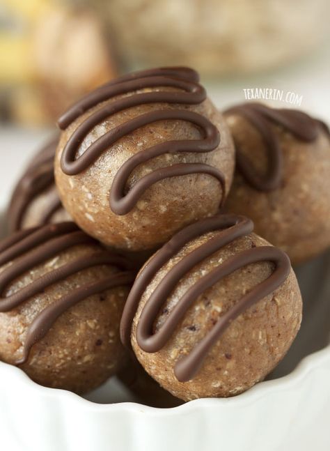 Peanut Butter Banana Fudge Balls (gluten-free, whole grain, dairy-free, vegan) - Texanerin Baking Fudge Balls Recipe, Banana Fudge, Fudge Balls, No Bake Granola Bars, Baked Granola, Healthy Sweet Snacks, Gluten Free Peanut Butter, Chocolate Bites, Butter Fudge