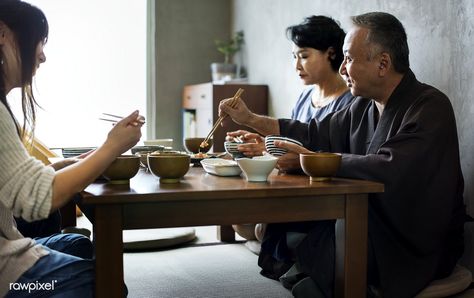 Japanese family eating together | premium image by rawpixel.com Family Eating Together, Eating Together, Asian Family, Big Family Dinner, Family Dinner Table, Healthy Asian Recipes, Japanese Dinner, Japanese Lifestyle, Eat Together