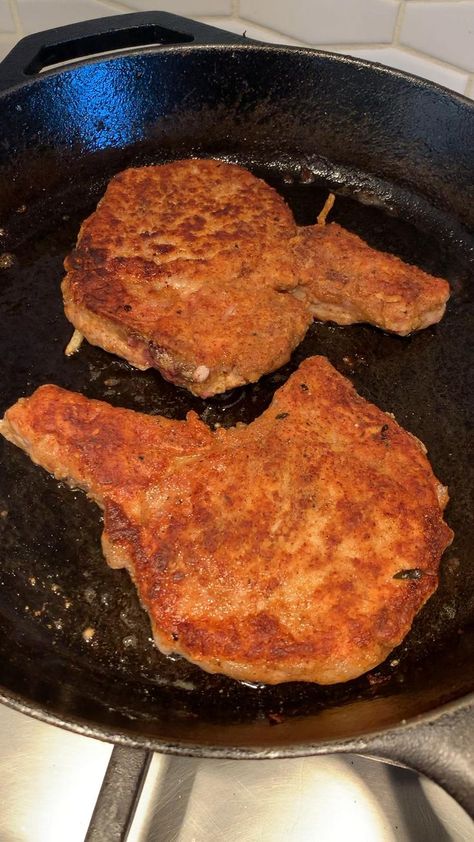 Pan Fried Pork Chops, Salisbury Steak Recipes, Fried Pork Chops, Easy Coffee Recipes, Chops Recipe, Food Vids, Fried Pork, Average Weight, Snap Food