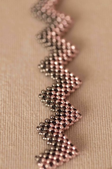 Plays With Needles: Cubes, Zig Zags and Spirals Cubic Right Angle Weave, Seed Bead Tutorials, Right Angle Weave, Beading Jewelery, Bead Weaving Patterns, Beaded Jewelry Tutorials, Seed Bead Tutorial, Beaded Bracelet Patterns, Bead Stitching