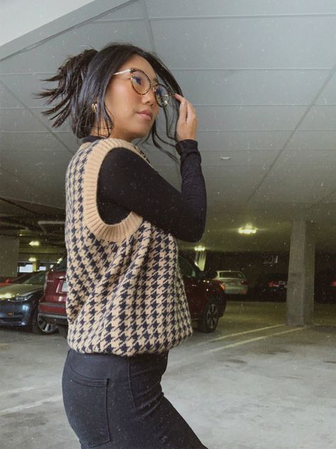 Sweater vest outfit. Black skinny jeans with retro sweater vest. Oversized sweater vest. Downtown Sweater, Aesthetic 80s, Grunge Fits, Sweater Vest Outfit, Grunge Fairycore, Estilo Indie, Oversize Sweater, Earthy Outfits, Open Sweater