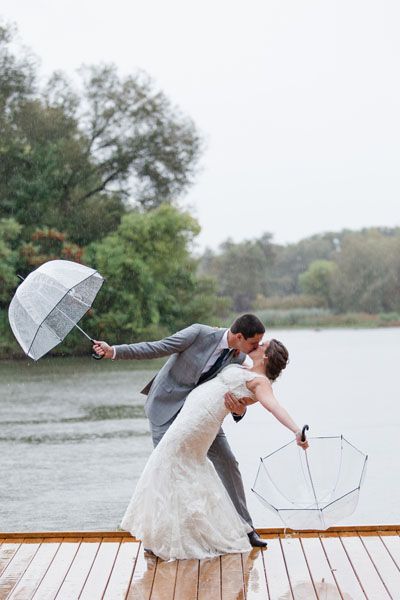 Dealing with just a little drizzle? Hop out from under your umbrellas for a sweet, romantic kiss. Rain Wedding Photos, Wedding Photography Poses Family, Wedding Photography Poses Unique, Rainy Wedding Photos, Funny Wedding Pictures, Rain Wedding, Amazing Wedding Photos, Funny Wedding Photos, Creative Wedding Photo