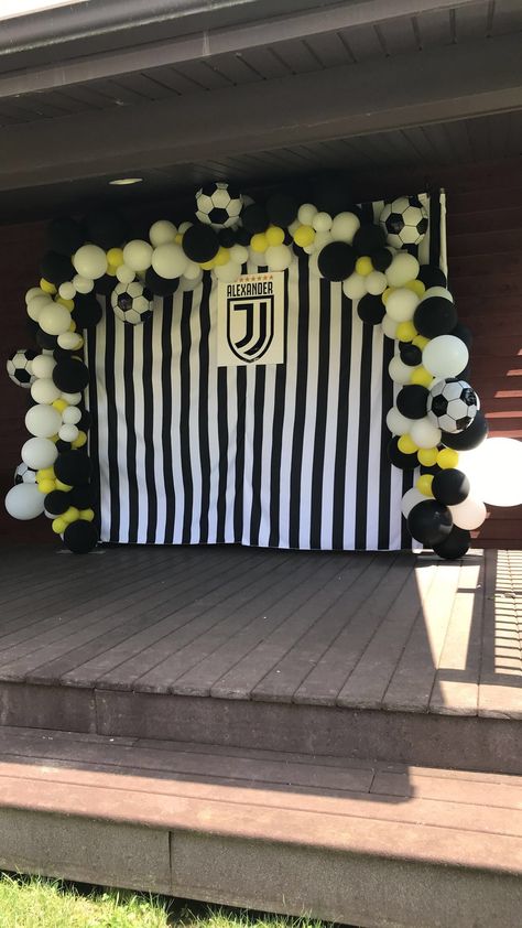 Juventus Birthday balloon backdrop Birthday Balloon Backdrop, Birthday Backdrops, Balloon Backdrop, Birthday Backdrop, Birthday Balloons, Theme Party, Juventus, Party Themes, Balloons