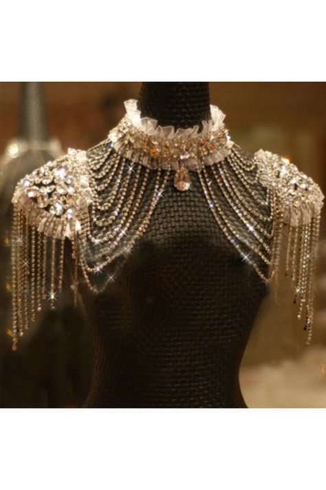 This is just too glamorous to me Detail Couture, Shoulder Necklace, Pin Up Outfits, Simple Dress, Bride Style, Fantasy Jewelry, Fantasy Fashion, Mode Inspiration, Vintage Rhinestone