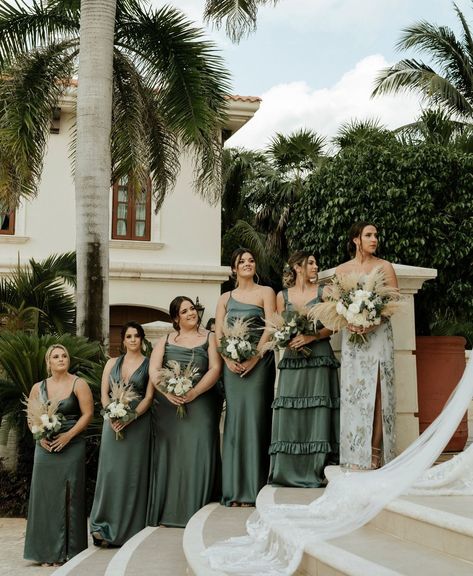 Shades Of Green Bridesmaid Dresses, Green Beach Wedding, Dr Wedding, Bridesmaid Dress Color Schemes, Emerald Green Wedding Theme, Mix Match Bridesmaids, Wedding Color Pallet, Wedding Parties Colors, Bridal Squad