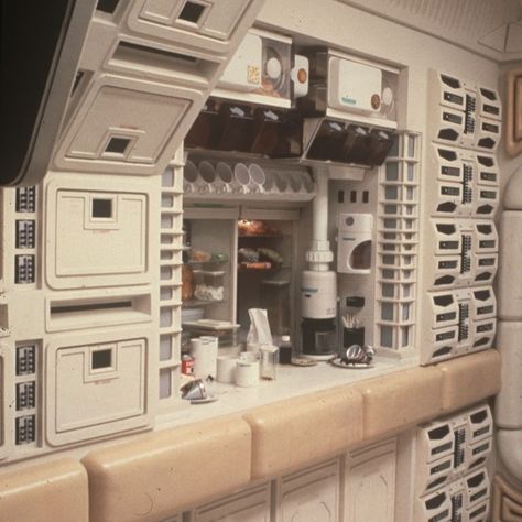 Alien Spaceship Kitchen, Spaceship Interior Kitchen, Nostromo Interior, Alien Spaceship Interior, Spaceship Interior Bedrooms, Spacecraft Interior Concept Art, Alien Isolation Interior, Futuristic Space Station Interior, Sci Fi Room