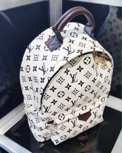 Mochila Louis Vuitton, Sac Louis Vuitton, Style College, Lv Handbags, Cute Purses, Purses Designer, Gucci Bags, Vuitton Bag, Cute Bags