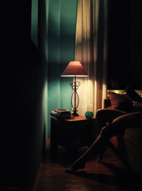 luz: Bg Design, Cinematic Photography, Beautiful Lighting, Dark Room, Night Stand, Foto Inspiration, Light And Shadow, Color Photography, 인테리어 디자인