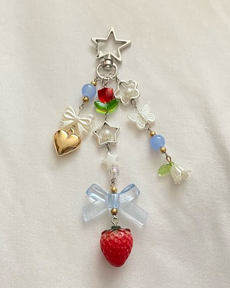 (temporarily sold out as of 9/1!) strawberry keychains 🍓 ~Etsy.com/shop/BaoCharms ❣️ Mobile Charms, Diy Jewelry Charms, Beaded Charms, Manik Manik, Charm Jewelry, Bead Charms, Keychains, Diy Jewelry, Bag Accessories