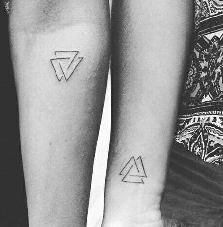 Frere Tropisches Tattoo, Small Back Tattoos, Brother Tattoos, Triangle Tattoos, Sibling Tattoos, Bff Tattoos, Friendship Tattoos, Best Friend Tattoos, Family Tattoos