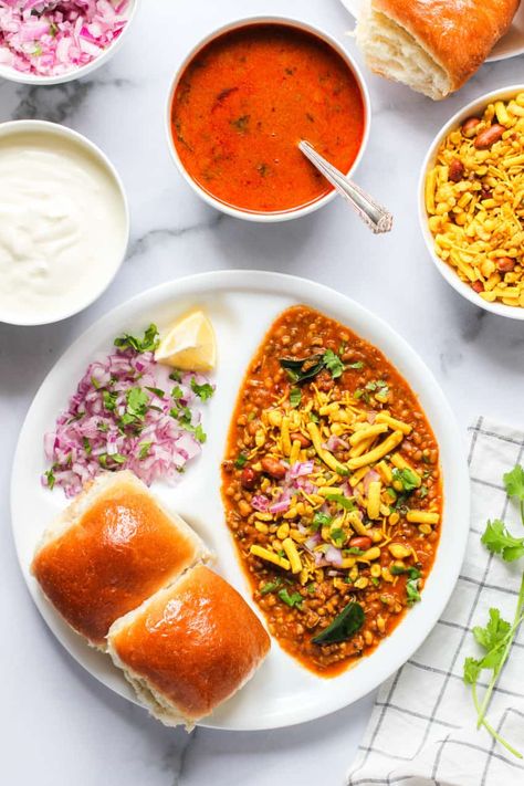 Misal Pav Recipes, Misal Pav, Bean Curry, Pav Recipe, Vegetarian Mains, Beans Curry, Pani Puri, Breakfast Meal, Beyond The Horizon