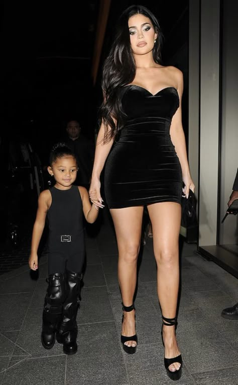 Kylie Jenner Black Dress, Strapless Dress Outfit, Travis And Stormi, Kylie Jenner Dress, Kylie Jenner Black, Kylie Jenner Street Style, Kylie Jenner Icons, Kylie Stormi, Kylie Travis