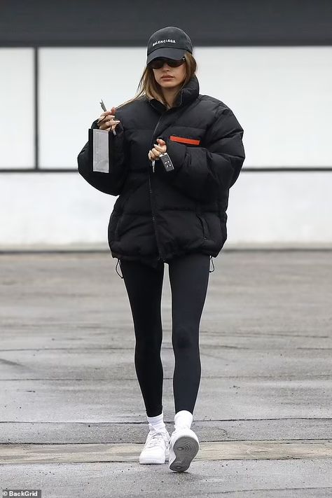 Hailey Bieber looks bold in black and wears Balenciaga baseball cap for pilates session  | Daily Mail Online Vintage Cap Outfit, Black Baseball Cap Outfit, Cap Winter Outfit, Baseball Style Outfits, Black Cap Outfit, Hayley Baldwin, Outfits Leggins, Estilo Hailey Baldwin, Gym Ootd